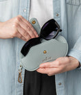 Charger l'image dans la visionneuse de la galerie, ETUI LUNETTE ATTACHE PIVOTANTE BLEU CIEL
