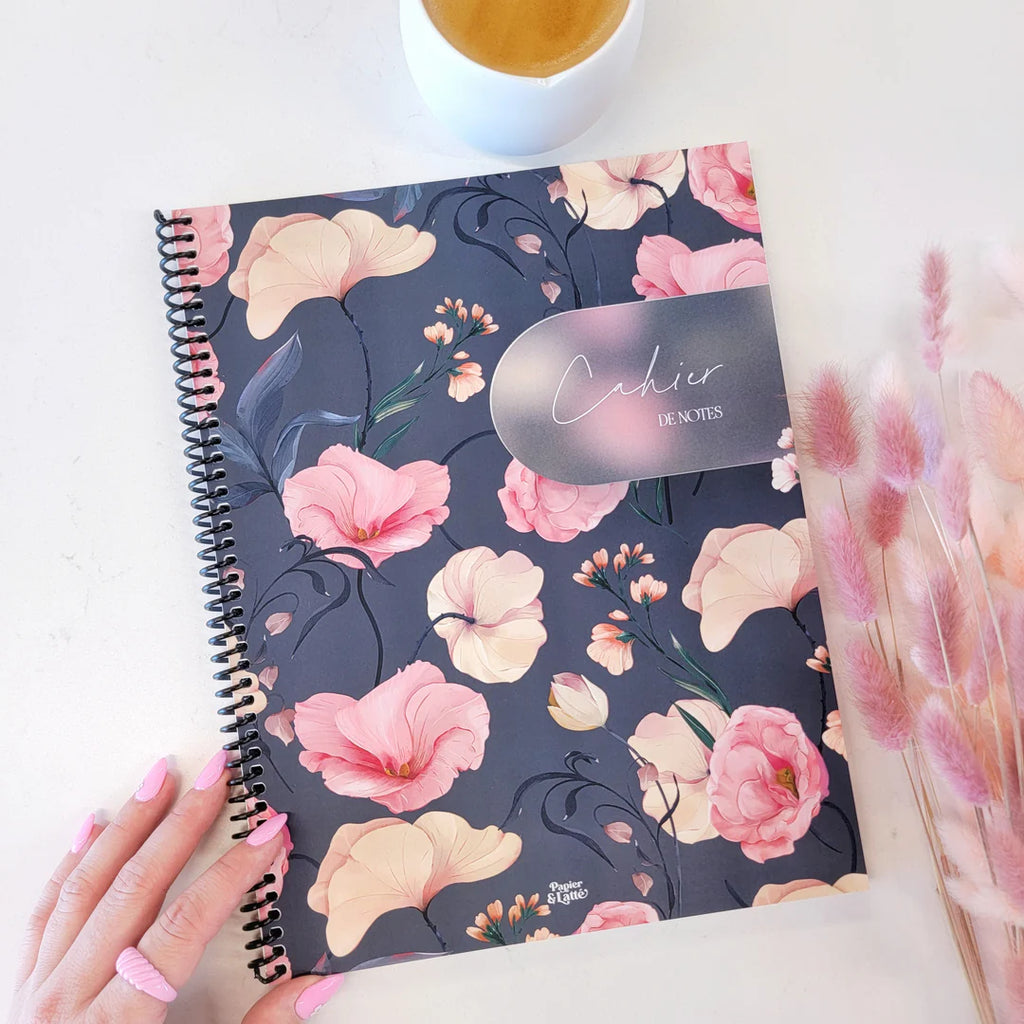 PAPIER & LATTE - CAHIER NOTES 8.5 X 11'' ENOLA FLEUR FOND NOIR