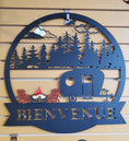 Charger l'image dans la visionneuse de la galerie, PLAQUE MUR BIENVENUE CAMPING 20" METAL NOIR
