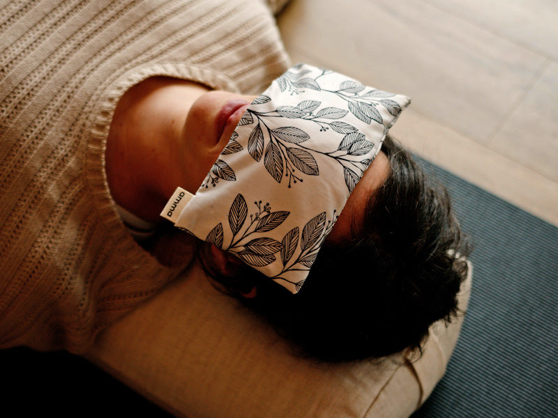 AMMA - REPOSE-YEUX AVEC HOUSSE LAVANDE - LAURIER NOIR/BLANC