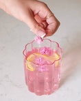 Charger l'image dans la visionneuse de la galerie, VERRE FORME FLEUR CRISTAL 12OZ - ROSE
