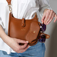 Charger l'image dans la visionneuse de la galerie, ETUI LUNETTE AVEC ATTACHE PIVOTANTE TAN
